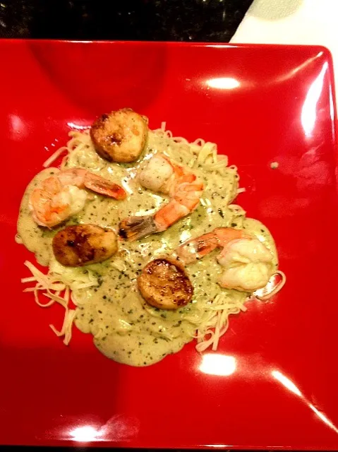 Shrimp &Scallops over Pasta|Willie Cochranさん