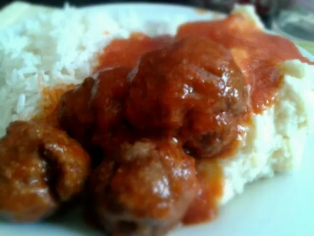 house meatballs with potato pure and white rice. and pomodoro sauce|Daniel Olléさん