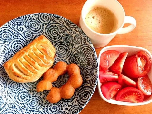 朝食。1口かじったポンデリング|みどりっちさん