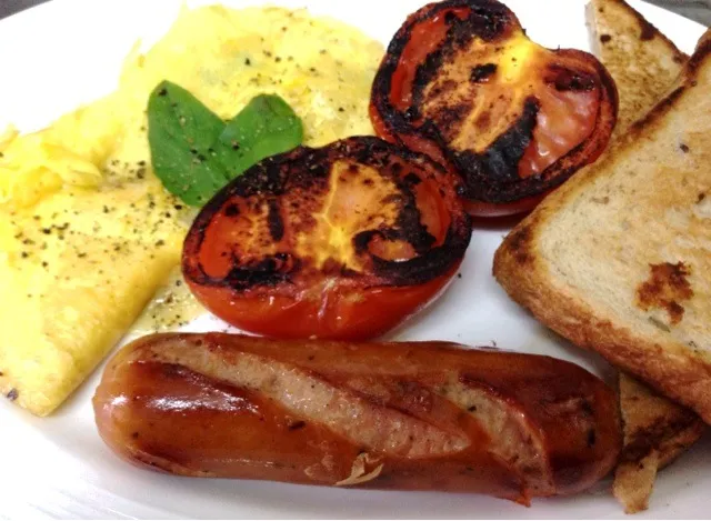 Half English Breakfast with cheese omlette, turkey sausage & grilled tomato|Misstyさん