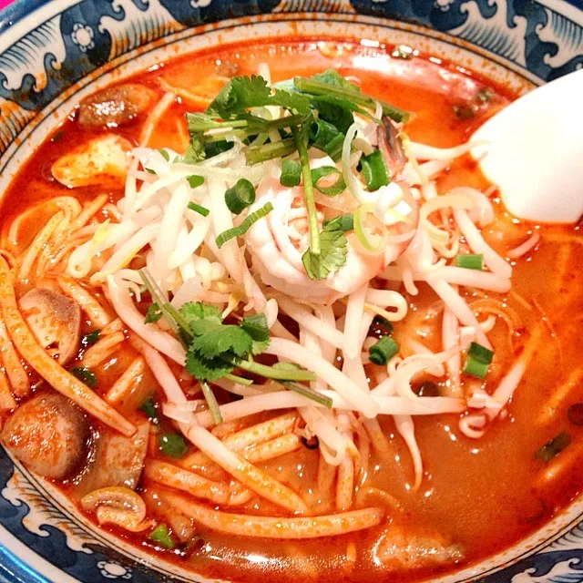 休日出勤ランチ〜✨トムヤムヌードル🍜辛いけど美味〜い😘|ちーねーさん