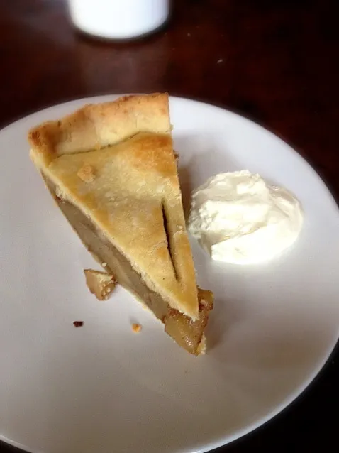 Apple Pie with whipped cream|Iriani Irenne Thamrinさん