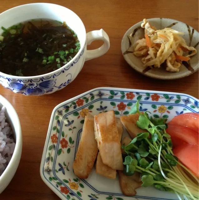 カジキの醤油大蒜漬  もずくスープ  切り干し大根煮物|ikukoさん