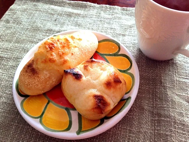 パンは焼く前に水を与えるとふわもちパンに再生するのだー。水吹きがいいらしいけど、私は手でばしゃばしゃかけてる。おいちい。|AyaSasakiさん