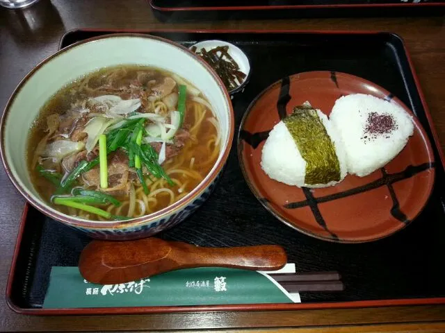 肉そばとおにぎり|よんぎがさん