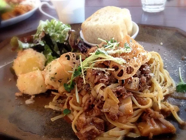 カフェでランチ♪ 牛肉とレンコンの生パスタ|よーこさん