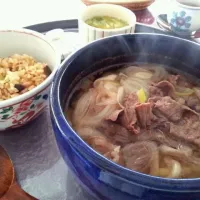 ゴルフ場ランチ 笹山牛の肉うどんと炊き込みご飯|ゆりかさん