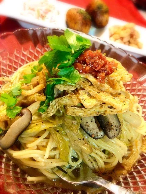 くったり白菜と椎茸の梅昆布パスタ。カリカリお揚げ乗せ。|romieさん