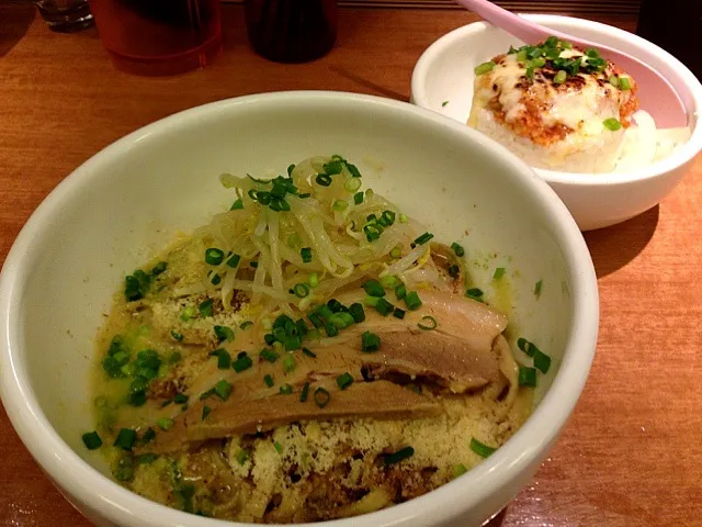 アイバンラーメンplus チーズ混ぜ麺&焼きチーズトマト豚飯|ふゆみさん