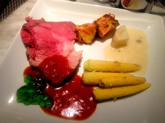 Steak 🐃corn🌽creamy potato🍲with mint sauce 🌿meat sauce🍗|Nonononoさん