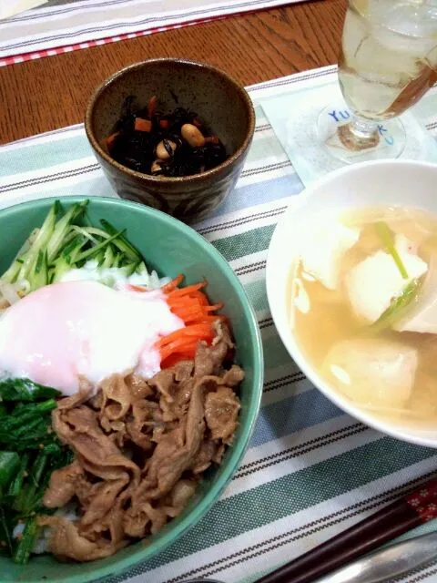 簡単ビビンバ、ひじきと大豆の炒め煮、カニと豆腐のスープ(Bibimbap with boiled egg)|Rogerinaさん