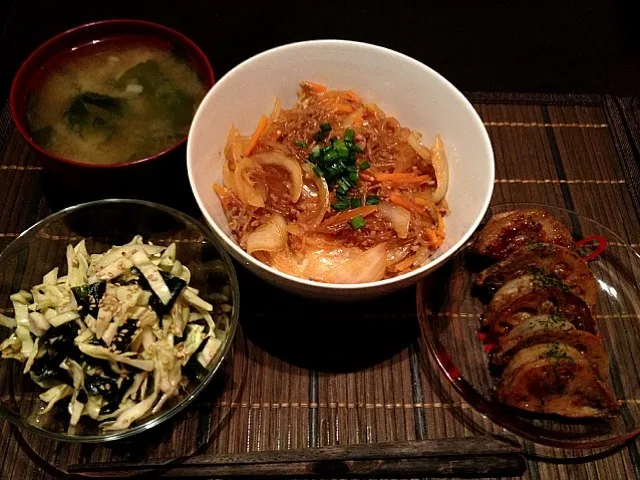 春雨の中華丼、レンコンの挟み焼き、キャベツとワカメのサラダ|はるさん