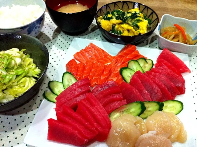 まぐろサーモン帆立刺身・塩キャベツ・ニラ卵・切干し大根煮・鍋残り野菜味噌汁|まーままさん