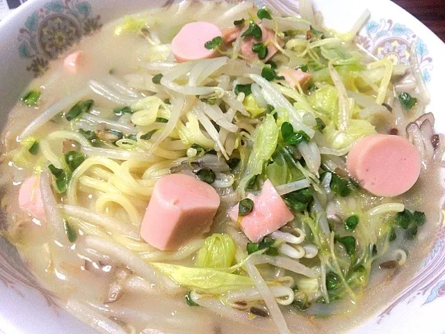 リーズナブルチャンポン #ちゃんぽん #チャンポン #長崎チャンポン風 #麺類 #家麺 #家飯 #リーズナブル #もやしたっぷり #安上がり #魚肉ソーセージ #アレンジ|sakumaさん