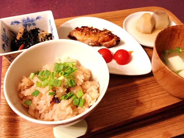 たこ飯 照焼きチキン ひじき煮 里芋の煮物|よよさん