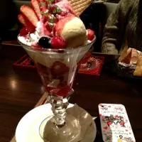 Snapdishの料理写真:大きなベリーパフェ(^_^)|くまさん