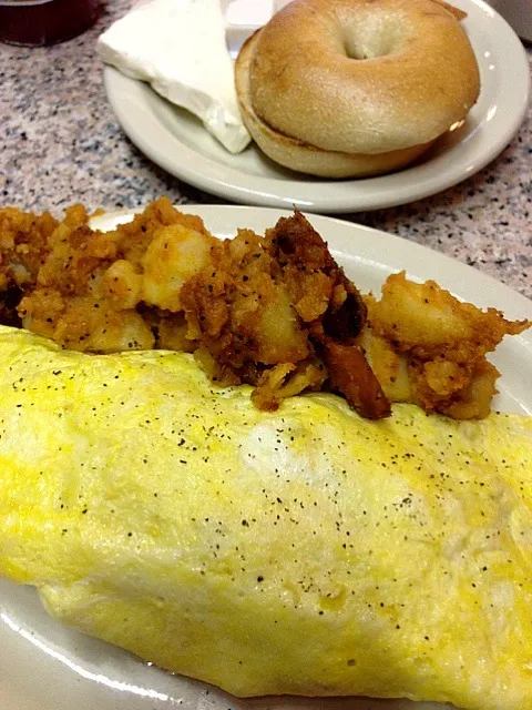 Veggie omelette with hash browns and bagel with cream cheese...and coffee!|Ray Quirolgicoさん