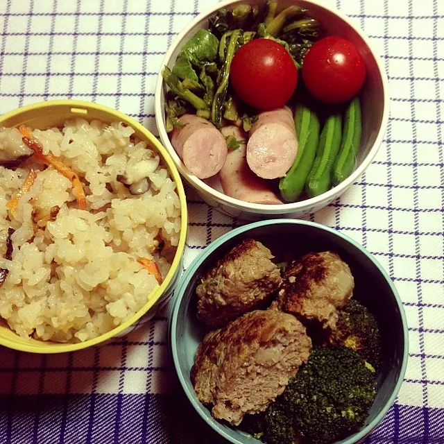 1/28娘弁当  炊き込み御飯  ハンバーグとブロッコリー  ソーセージ  ミニトマト  インゲン 蕪の葉とエリンギ炒め  ＊ハンバーグ以外は丸っと昨日弁当と同じです！と指摘される前に告白＊|yukiyamasakiさん