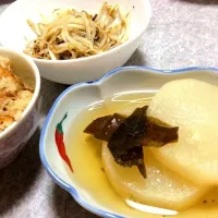 Snapdishの料理写真:かしわご飯。もやしの炒めもの。ふろふき大根。|白ご飯大好き専用ザク。さん