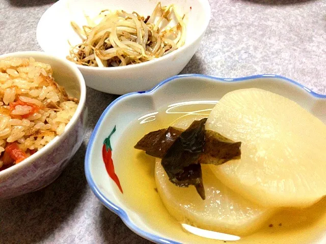 かしわご飯。もやしの炒めもの。ふろふき大根。|白ご飯大好き専用ザク。さん