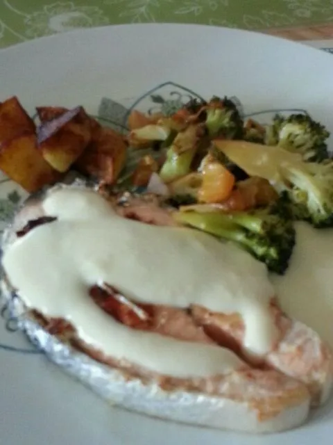 Grilled Salmon with Bechamel Sauce and Grilled mixed veggies and Sauteed Potatoes on the side|Mrs BNazさん