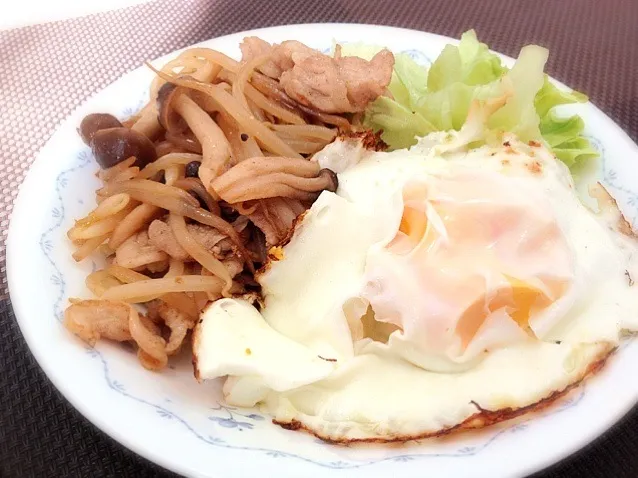 豚肉ともやし等の中華風炒め  目玉焼き添え|ばぁさんさん