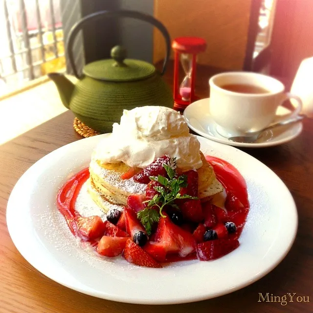 Strawberry & condense milk pancake w/ Darjeeling tea|みん(๑・‿・๑)さん