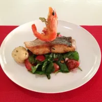 Snapdishの料理写真:Pan fried barramundi with spinach  salad|Erwinさん