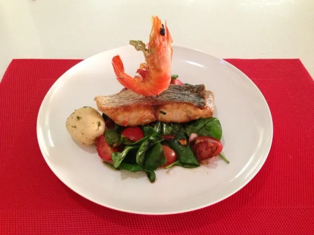 Pan fried barramundi with spinach  salad|Erwinさん