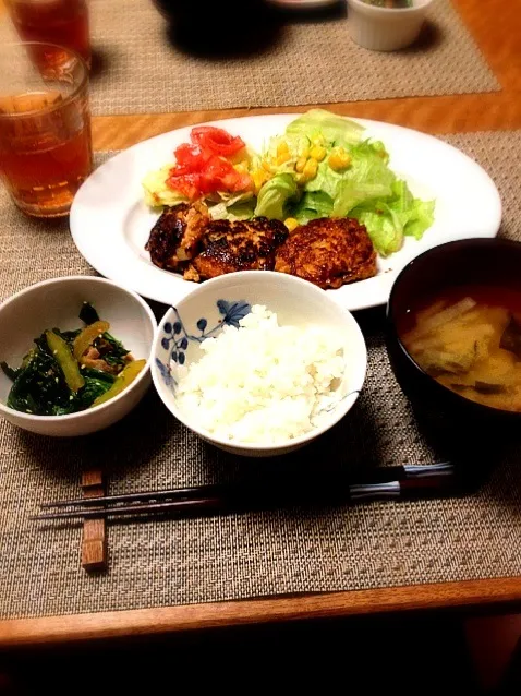 豆腐ハンバーグ（照焼き）、サラダ、セロリとベーコンのきんぴら、大根とわかめの味噌汁|Sakikoさん