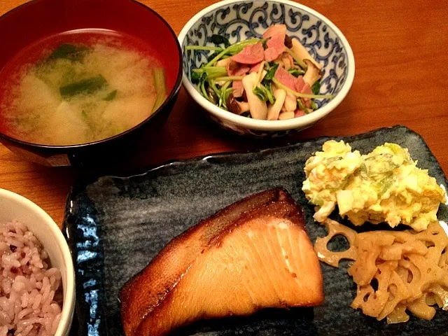 鰤照焼き  蓮根きんぴら  ポテトサラダ  豆苗とキノコのベーコン炒め  味噌汁|ikukoさん