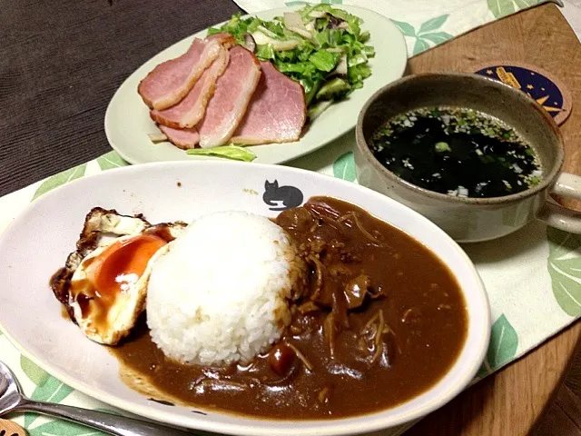 目玉焼きのせカレー 野菜とハムのマヨ炒め ワカメスープ|中町さん