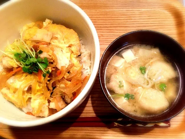 親子丼、海老のすり身と豆腐とあげの味噌汁|さっちゃんさん