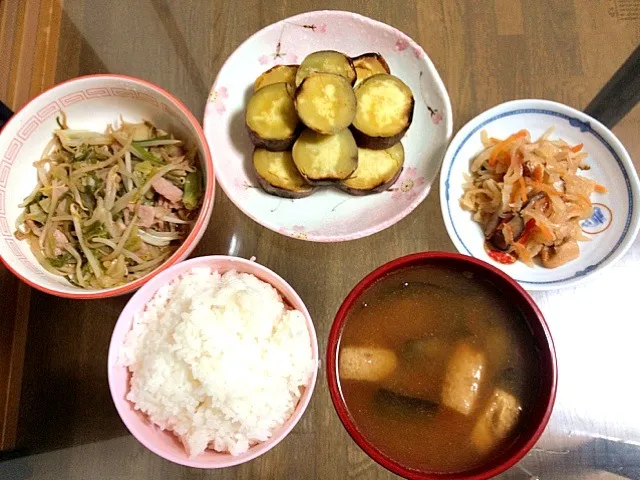 もやしのオイスターソース炒め、焼き芋、切り干し大根、味噌汁、ご飯|まゆめろさん