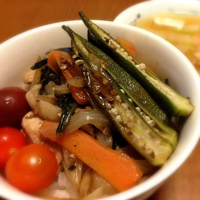 鶏ムネ肉と野菜のバルサミコ炒め丼と蕪とベーコンのスープ|mikochieさん