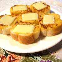 Snapdishの料理写真:garlic bread with cheese|natalie tsangさん