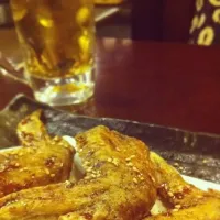 Snapdishの料理写真:手羽先と🍺|まつおなおきさん