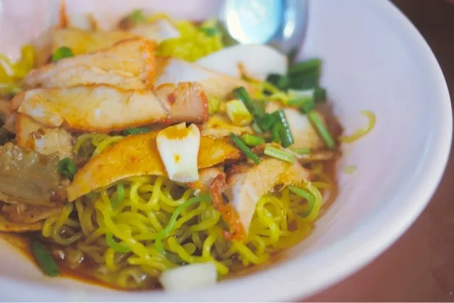 บะหม่ีหมูแดงแห้ง 焼豚入り汁なし麺 定番のタイのラーメン、汁なしバージョン。 タイのラーメンは、汁有りか汁無しかが選べる。これは本当に何気ないことで、日本のラーメン屋で「ネギ多めで」とか「麺かためで」とか言うのと、同じような感じ。なので、ついつい日本のタイ料理屋でも「あ、汁なしでお願いします」とか言って|msdsystemさん