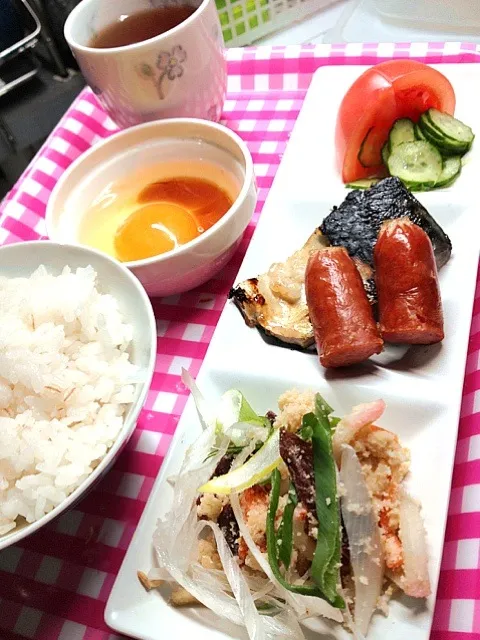 Snapdishの料理写真:加美の地卵で、卵かけご飯。塩麹に漬けた鯖が、焦げたけど、美味しい|ハルさん