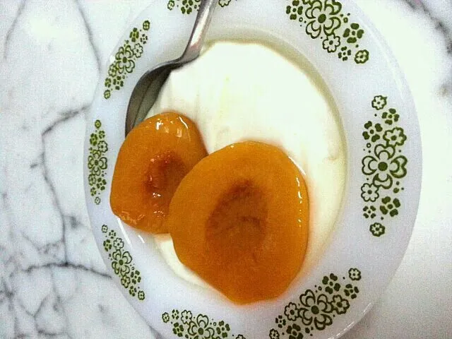 Yogurt with Apricot for breakie|cindy poeさん