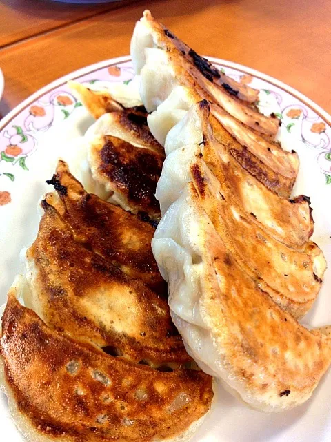 Snapdishの料理写真:餃子二人前、よく焼きで。|ハルさん