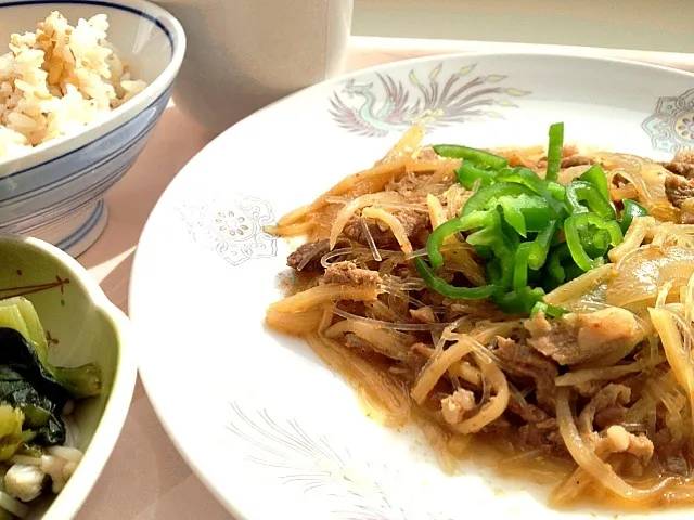 Snapdishの料理写真:今日の社食は野菜たっぷりプルコギ。540円。最後なので量をケチられましたw|ルーア・ブランカさん