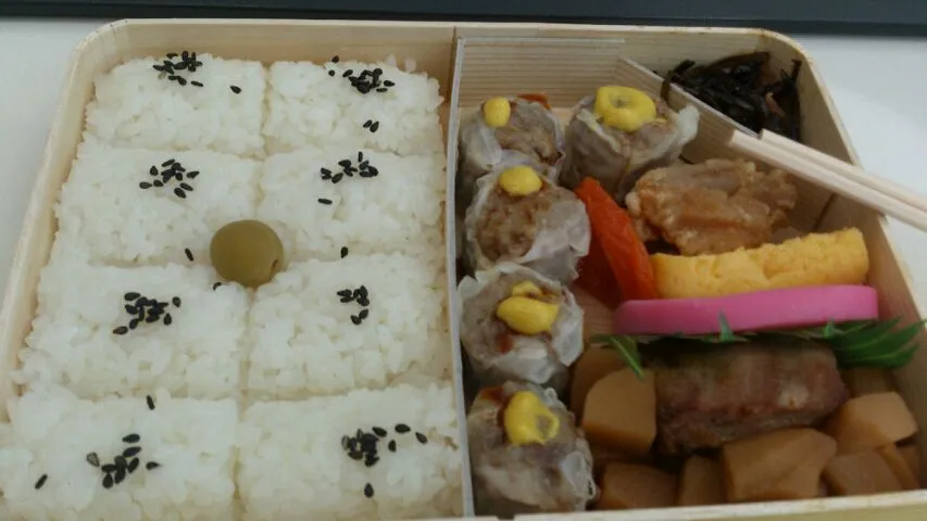 Snapdishの料理写真:崎陽軒のシウマイ弁当。相変わらず冷めていてもホントに美味い。弁当の鏡！|SATOSHI OOCHIさん