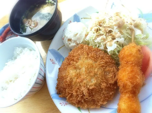 本日のランチ。アスパラクリーミーカツとウズラ卵フライ定食(480円)。とってもヘルシー、もとい、オイリー♫|JTKさん