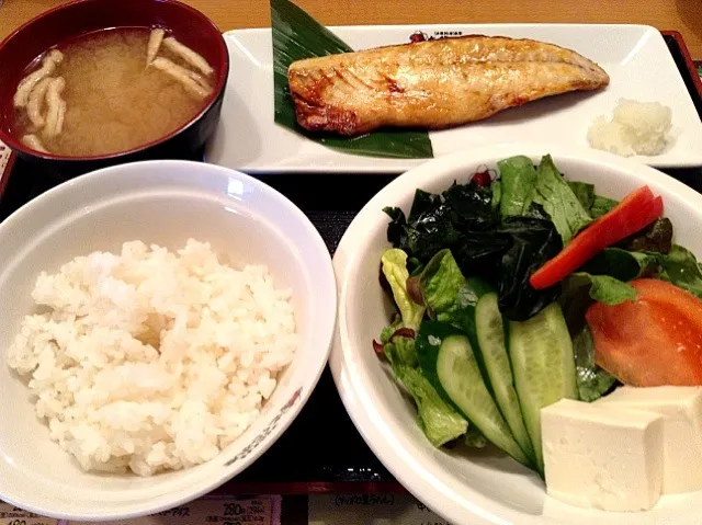 鯖塩焼きと野菜サラダ。 #ランチ #定食|Takashi H.さん