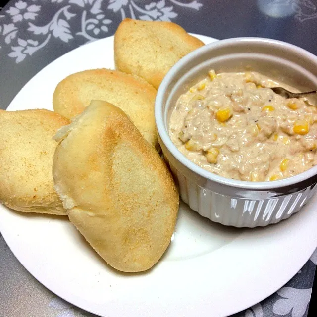 Pandesal w/ tuna,corn and mayo sandwich spread|Lian Limさん