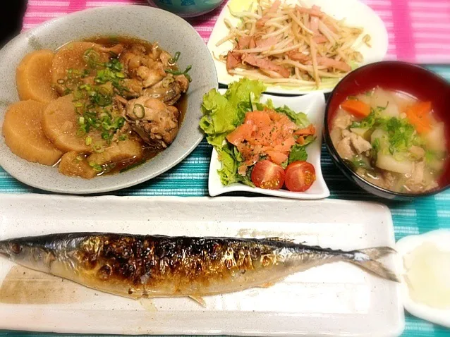 Snapdishの料理写真:さんまの塩焼き🐟、豚汁、もやし炒め、手羽元と大根の煮物（残り物）、サラダ❤|ゆぅこさん