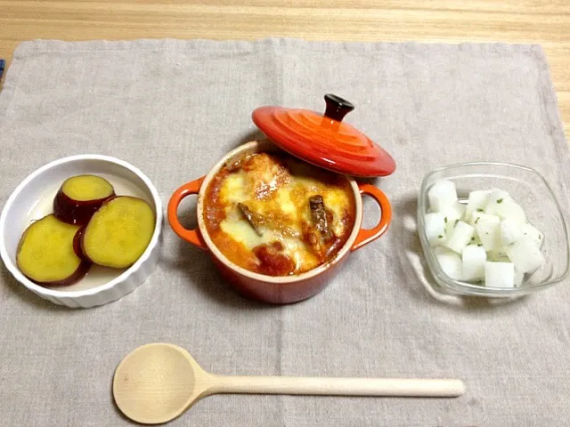 左から…さつまいものレモン煮、チキンのトマトガーリックチーズ焼き、大根のマリネサラダ|RINOさん