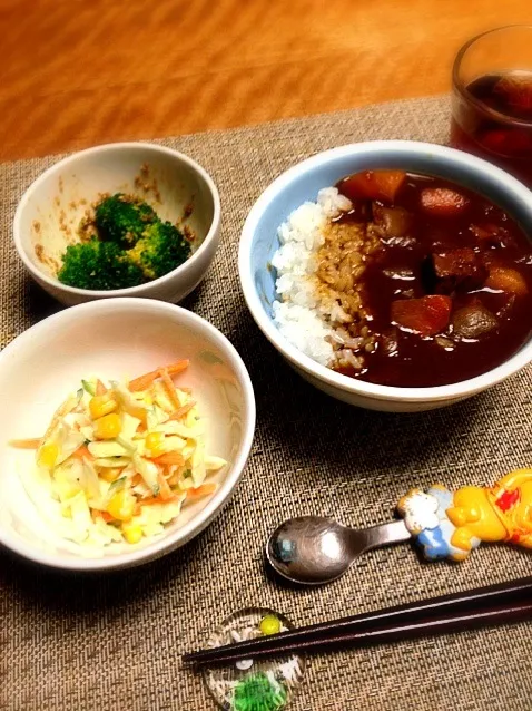 チキンカレー、コールスロー、ブロッコリーの胡麻和え|Sakikoさん