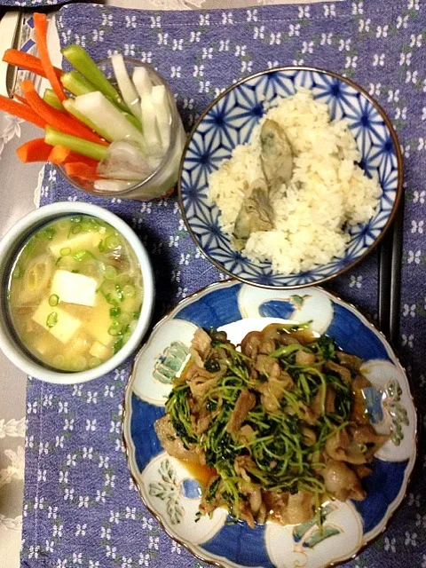 豆苗の胡麻油炒め、牡蠣ごはん、なめこ汁、野菜スティック|Yukorinさん